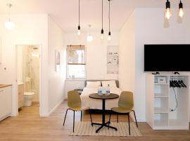 Foto do Hotel: Minimalist Studio Old Town Apartments by Hostlovers