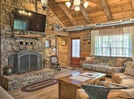 호텔 사진: Picturesque Log Cabin Less Than 1 Mile to Table Rock Lake!