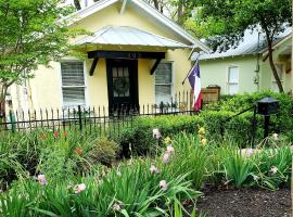 Фотографія готелю: Elm Street Cottage - 2 blocks to Downtown Square