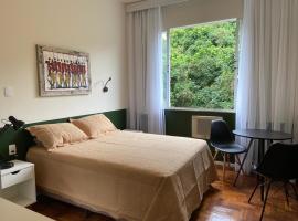 Foto di Hotel: Ap Copa, qto e sala c vista indevassável p/ verde