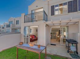 होटल की एक तस्वीर: Tairua Waterfront Retreat - Tairua Apartment