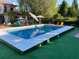 Foto di Hotel: Chalet con piscina privada a 5min de Puy Du Fou