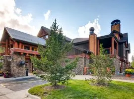 Ski-in/out condo with vaulted ceilings, hot tub, pool, gym & game room