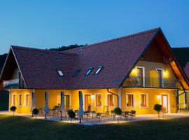 होटल की एक तस्वीर: Weingut-Gästezimmer UHL