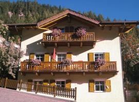 Chalet Decrestina, hotel in Campitello di Fassa