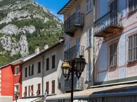 Fotos de Hotel: Quaint Holiday Home in La Brigue with Fireplace