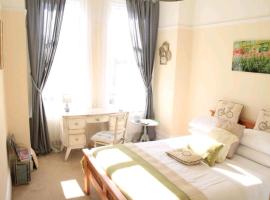 Ξενοδοχείο φωτογραφία: Lovely bright double bedroom in a large apartment free superfast WiFi and free street parking Smart TV in the room