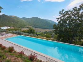 Hotel Photo: Stunning Villa with large pool and amazing views