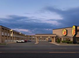 A picture of the hotel: Super 8 by Wyndham Windsor/Dougall