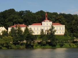 A picture of the hotel: Penzion Zámek Rozsochatec