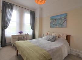 Hotel fotografie: Lovely bright double room in a beautiful Victorian home