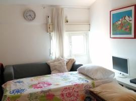 Fotos de Hotel: Single Bed in living room for Festival Filosofia