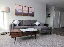 Hotel Photo: Luxury Apartment with Gym, Steps From Commuter Rail #2009