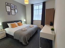 A picture of the hotel: HUGE SERVICED HOUSE MINUTES AWAY FROM NEWCASTLE Sleeps 20