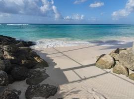 Devachan Apartments، فندق في بريدج تاون