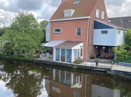 Фотография гостиницы: Characteristic detached house next to water