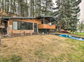 호텔 사진: Flathead Lake Waterfront Cabin with Dock and Kayaks