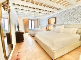 होटल की एक तस्वीर: El Palacete Suite 1 for 4 with 2 King Beds Sitting Area En-suite Bathroom POOL