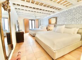 Hotel foto: El Palacete Suite 1 for 4 with 2 King Beds Sitting Area En-suite Bathroom POOL