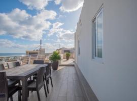 รูปภาพของโรงแรม: KERNICE Penthouse with Sea and Country Views of Xghajra