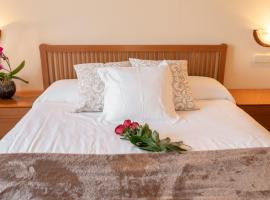 Hotel Photo: Hostal Montserrat