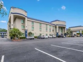 Clarion Inn & Suites Central Clearwater Beach, hotel v mestu Clearwater