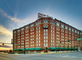 รูปภาพของโรงแรม: Drury Plaza Hotel Broadview Wichita