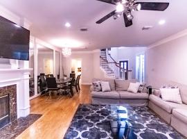 ホテル写真: River Oaks - 4 Bedrooms / 3700 sqft