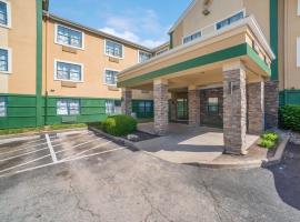 HomeTowne Studios by Red Roof St. Louis - Airport/N Lindbergh, хотел в Хейзълуд