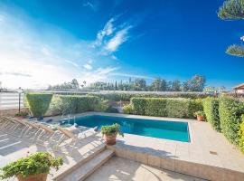 מלון צילום: Villa Ayia Triada Beautiful 5BDR Villa with Pool Close to all Beaches and Amenities