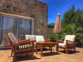 Fotos de Hotel: 3 BR Stone House wih Shared Pool