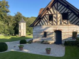 Hotel fotoğraf: Charming half-timbered house on quiet waterside between Abbeville and Amiens