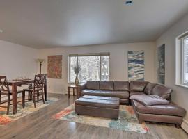 Hotel Foto: Waterfront Apt, Walk to Town and Coastal Trail!