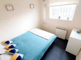 A picture of the hotel: Rayleigh Town Centre 3 Bedroom Apartment