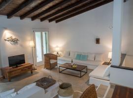 होटल की एक तस्वीर: Luxury Skiathos Villa Three-Bedroom Villa Vromolimnos