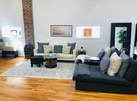 UPDATED Amazing Bi -Level Condo minutes from water views of New York City, hotel in North Bergen