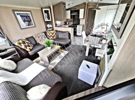 Tattershall Luxury Hot Tub Caravan, hotel in Tattershall