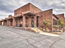 Hotel Photo: Roomy Multi-Family Retreat in Dtwn Mountain Home!