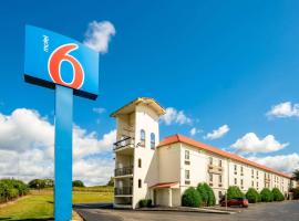 A picture of the hotel: Motel 6-Hazelwood, MO