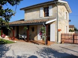 A picture of the hotel: Gîte Prignac-et-Marcamps, 3 pièces, 4 personnes - FR-1-440-169