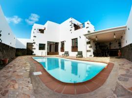 Hotel fotografie: 3 bedrooms house with private pool furnished terrace and wifi at Tinajo 8 km away from the beach