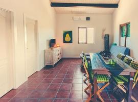 Fotos de Hotel: 2 bedrooms house with shared pool furnished garden and wifi at Canamero