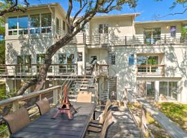 Fotos de Hotel: Spacious Lake Travis Home with Private Deck and Views!