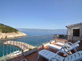 होटल की एक तस्वीर: Holiday home Bernardica - on cliffs above sea
