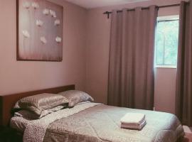 Private Rooms Close to NAIT Guest House For Men Only, ξενοδοχείο στο Έντμοντον