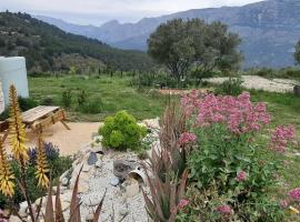 होटल की एक तस्वीर: Apartamento rural rodeado de montañas