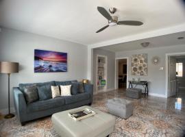 Hotel Photo: Main House 3 Bed 2 Bath & Guest House 1 Bed 1 Bath