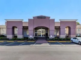 Quality Inn & Suites - Greensboro-High Point，位于格林斯伯勒的酒店