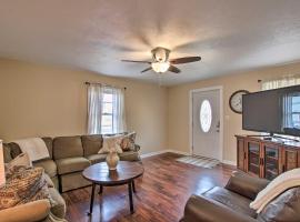 Hotel Photo: Cottage with Yard, Walk to Historic Attractions!