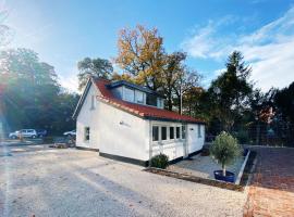 A picture of the hotel: Cozy historical Cottage (Huisje HèHè)